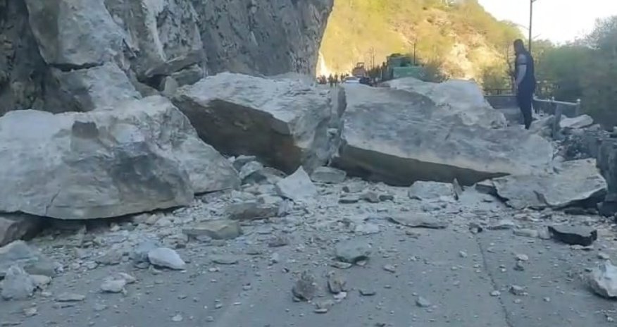Qubada qaya parçaları yola düşüb,kəndlərlə əlaqə kəsilib - Video