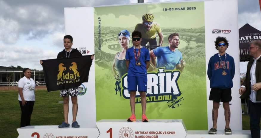 Azerbaijani triathlete secures first place in Türkiye