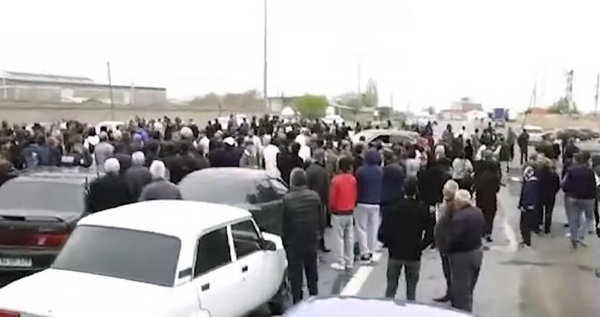 Ermənistanda gedişhaqqının artırılmasına etiraz edənlər yolu bağlayıblar