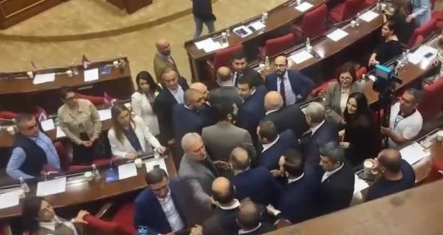 Ermənistan parlamentində dava olub