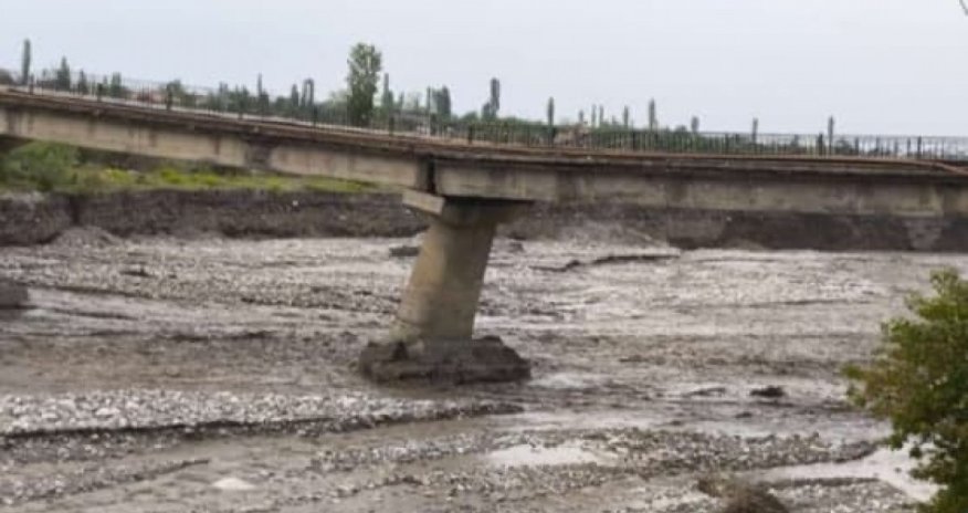 Qubada körpü uçub, 30-dan çox kəndə gediş-gəliş çətinləşib