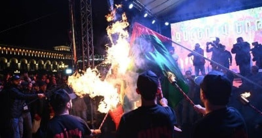 Paşinyan Azərbaycan və Türkiyə bayraqlarının yandırılmasını pisləyib