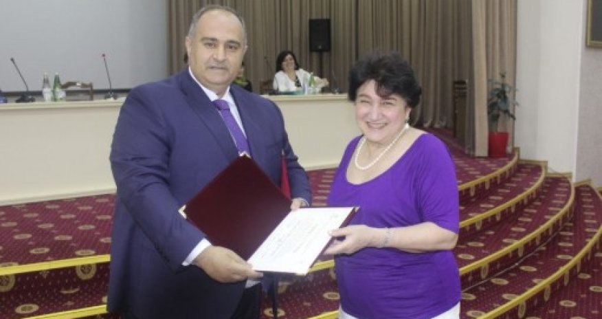 Slavyan universitetinin professoru evində ölü tapılıb