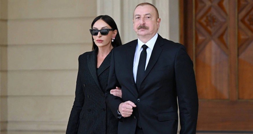 Prezidentlə xanımı Roma Papasının ölümü ilə əlaqədarMüqəddəs Məryəm Ana kilsəsində olub