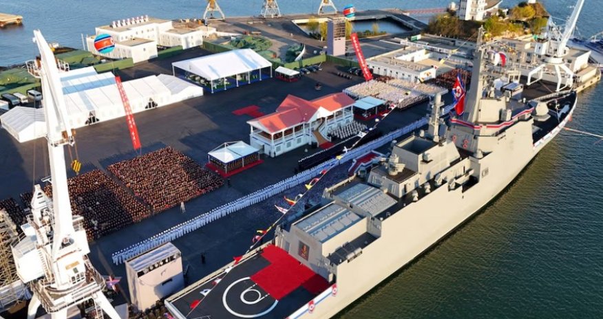 В Северной Корее спустили на воду первый эсминец нового поколения