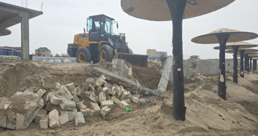 Dəniz kənarında inşa edilən qanunsuz tikili sökülüb - Video