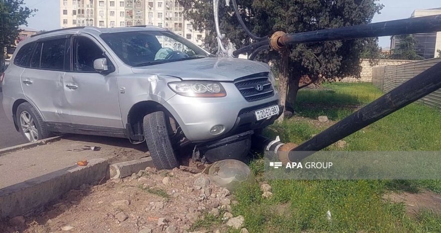 Gəncədə avtomobil dirəyə çırpılıb, xəsarət alan var -