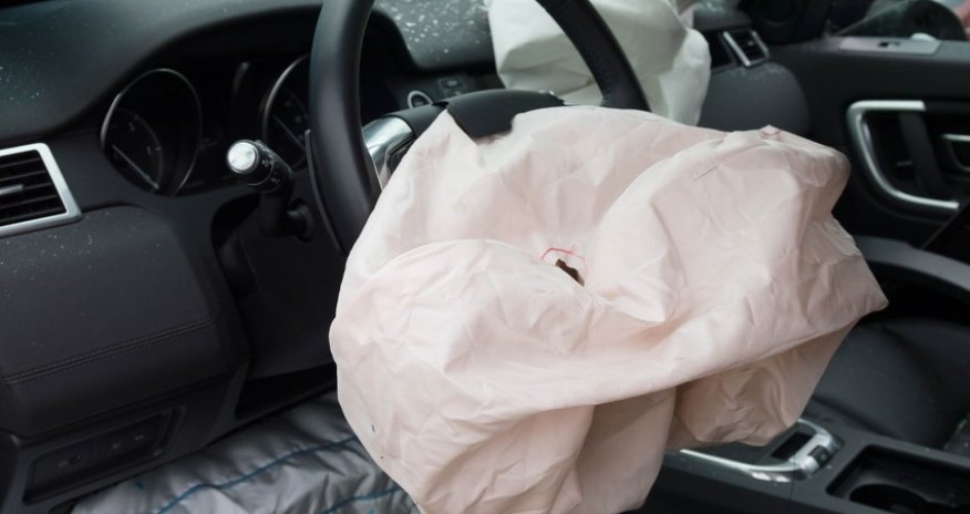 Yevlaxda avtomobil dəmir maneəyə çırpılıb, xəsarət alan var