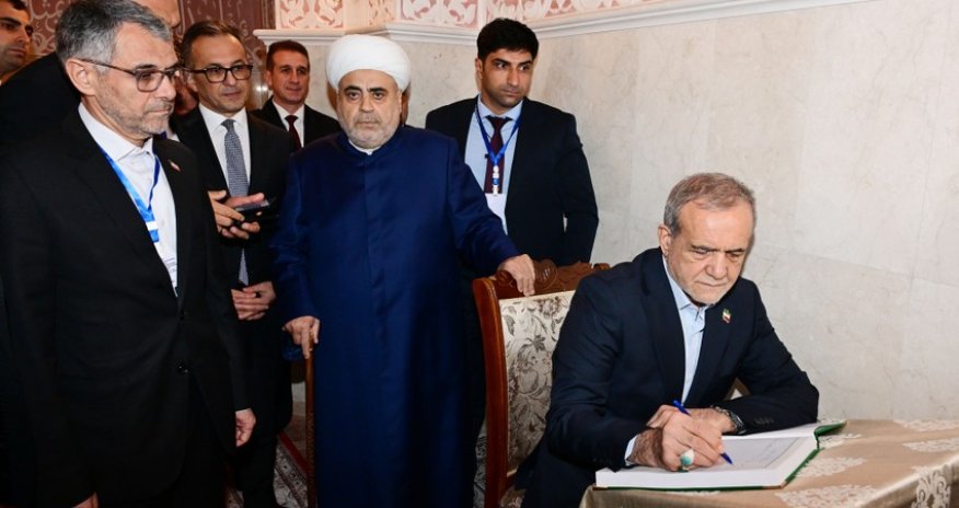 Президент Ирана посетил мечеть Бибиэйбат