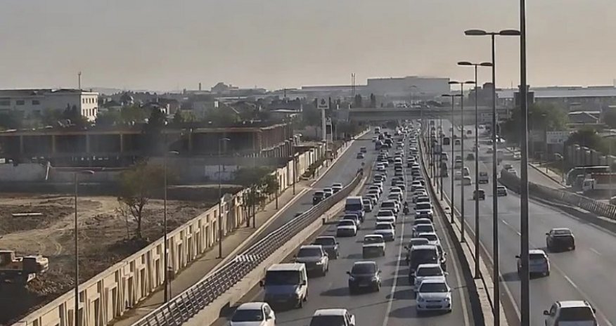 В Баку на 14 улицах и проспектах затруднено движение транспорта