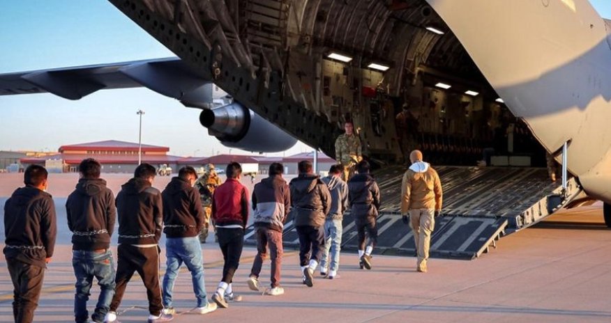 США депортировали 131 мигранта в Узбекистан