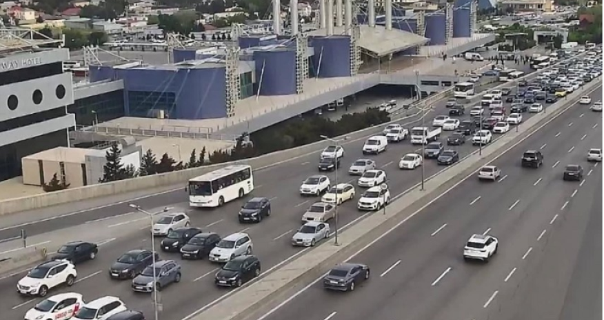 В Баку на ряде улиц и проспектов затруднено движение транспорта