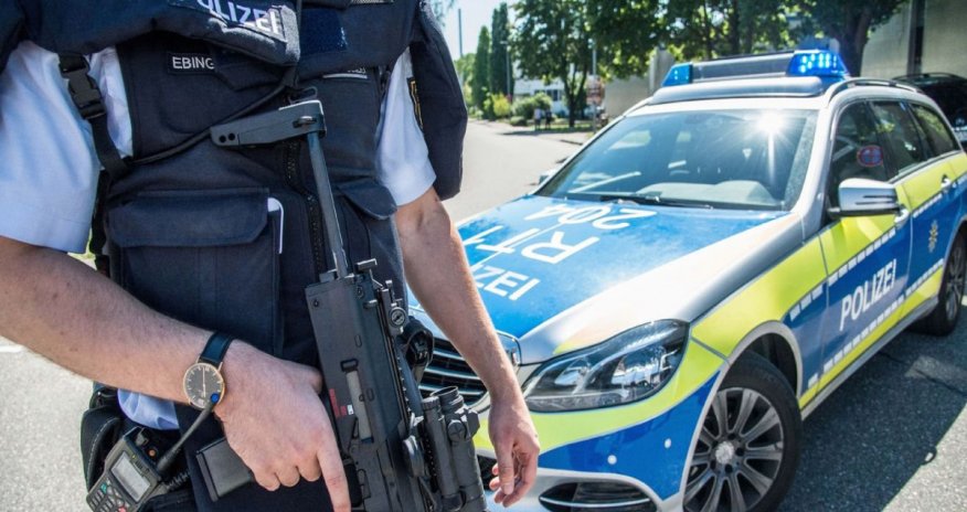 Ştutqartda avtomobil insan izdihamına çırpılıb, xəsarət alanlar var