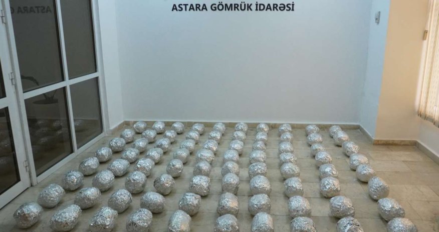Astara gömrüyündə qarpızın içərisində gizlədilən narkotik aşkar edilib