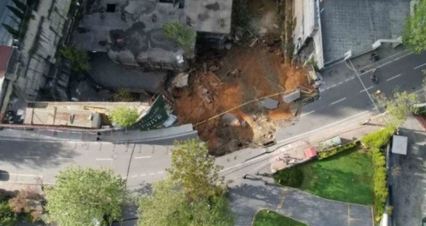 İstanbulda yol çöküb - Video