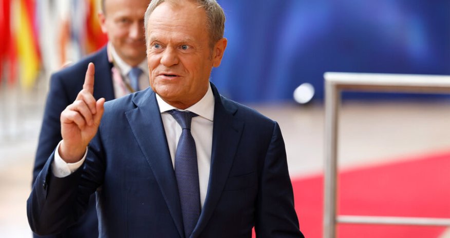 Baş nazirə tüstü bombası atılıb