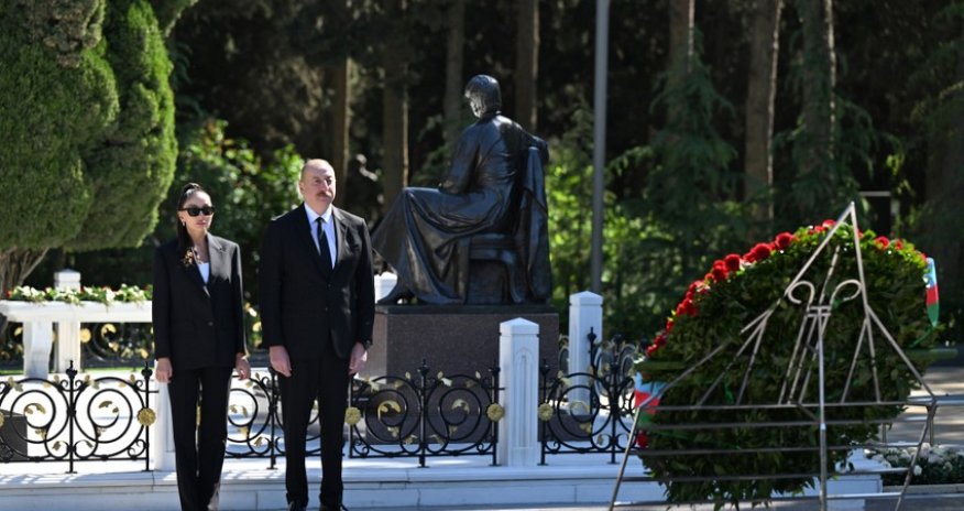 Prezident və xanımı Heydər Əliyevin məzarını ziyarət ediblər