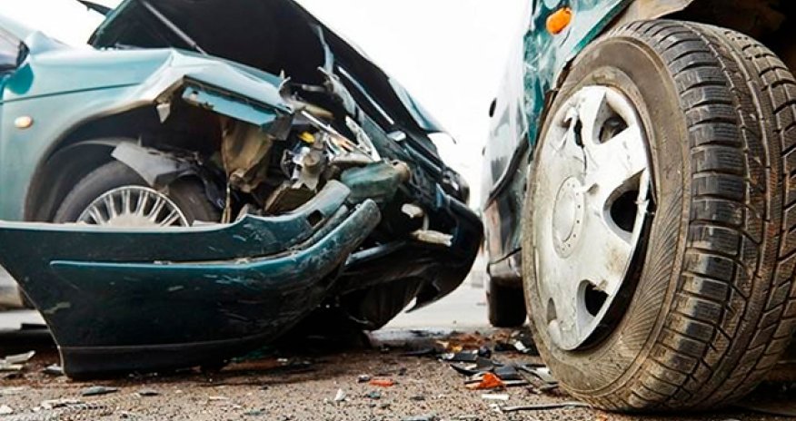 Şəkidə yük maşını ilə mikroavtobus toqquşub, xəsarət alanlar var