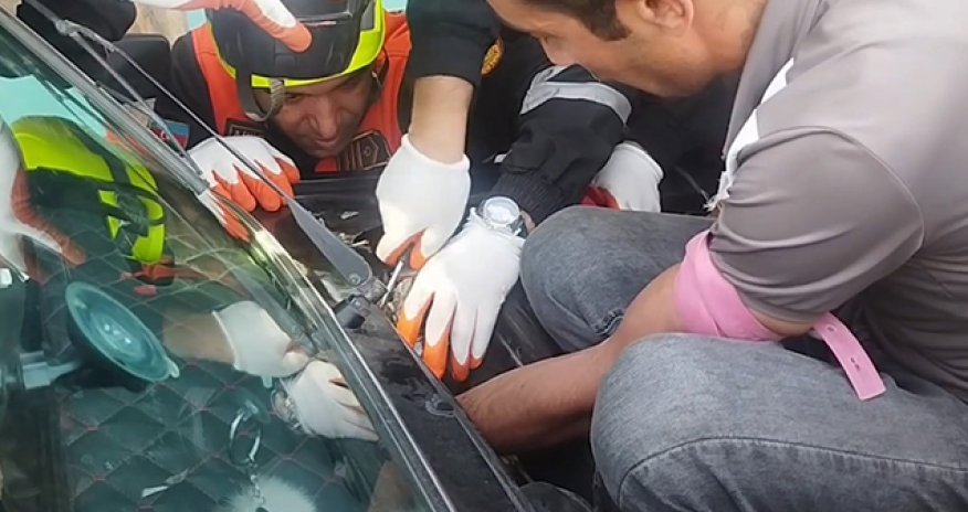 Avtomobilin mühərrikində əli qalan şəxs xilas olunub - Video