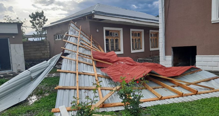 Qaxda külək evin dam örtüyünü uçurub