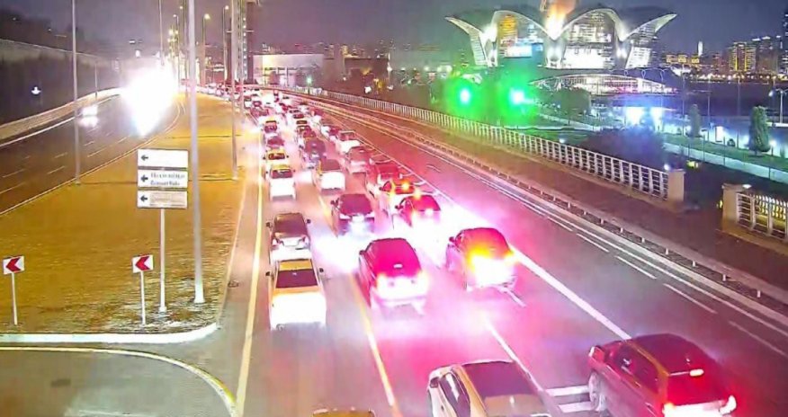На центральных улицах Баку наблюдаются пробки