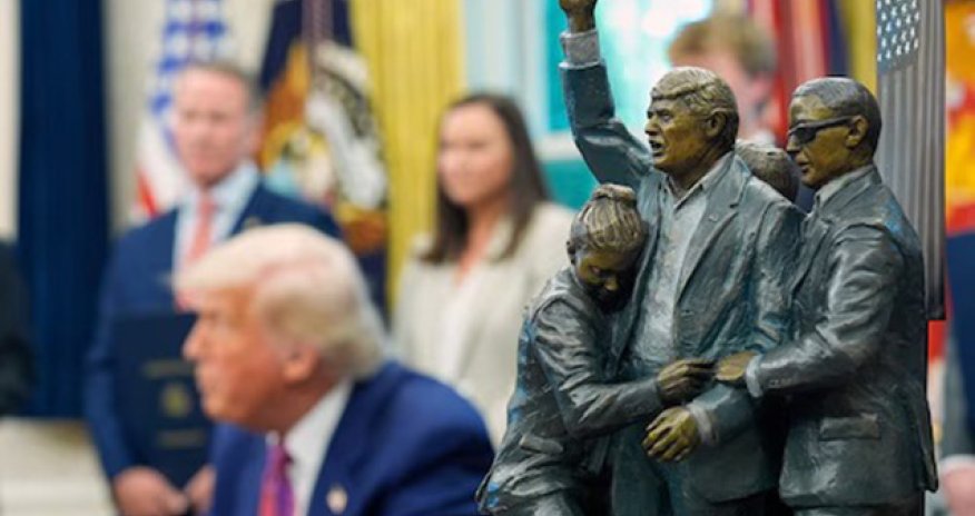 В Овальном кабинете Белого дома появился памятник покушению на Трампа