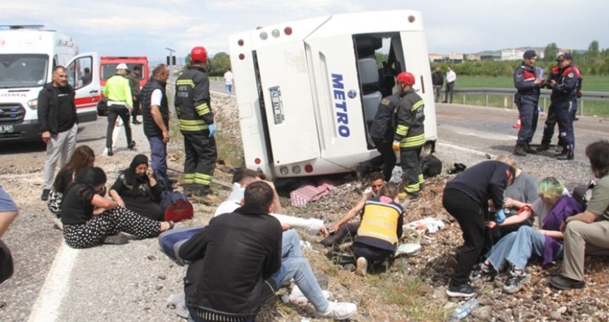 В турецкой Конье перевернулся пассажирский автобус, 13 человек пострадали