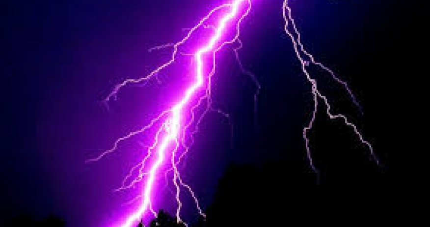Во Франции 13 человек пострадали из-за удара молнии