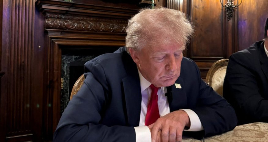 Трамп потребовал производить iPhone в США