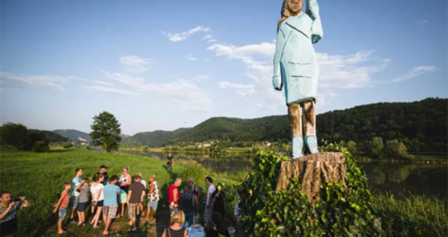 Trampın həyat yoldaşının heykəli oğurlanıb