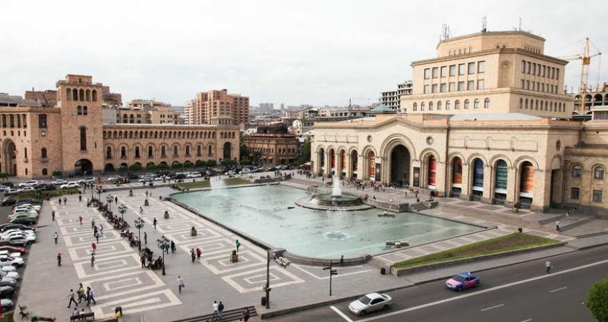 Ermənistanın prezident iqamətgahının arxasında yük maşını partlayıb