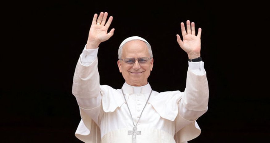 Tramp Papanı Ağ Evə dəvət edib