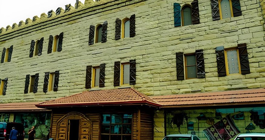 Şəki restoranının sahibinə sökülən restoran üçün 14 milyon manat verildiyi deyilir