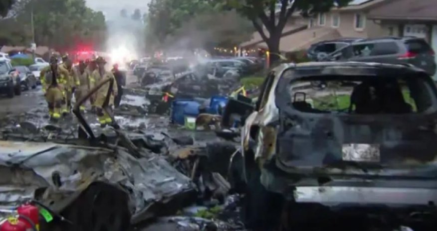 Самолет бизнес-класса упал на жилые дома