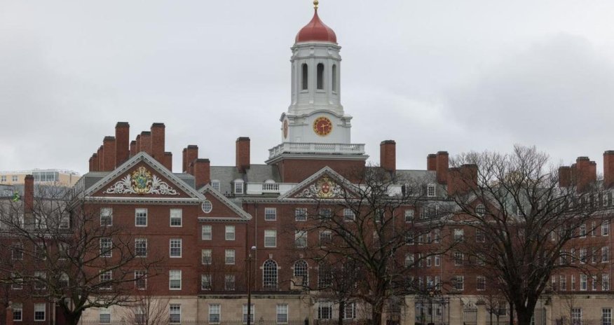 Гарвард подал в суд на власти США