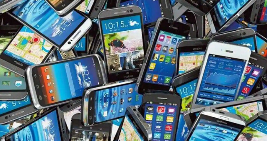 Bakıda 3 min 600 manatlıq telefon oğurlanıb