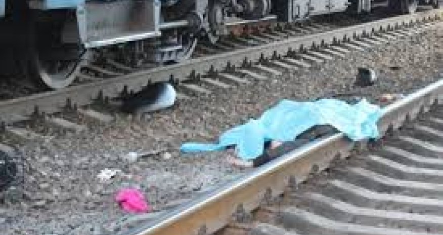 В Баку выбежавший на пути пешеход получил травмы при столкновении с поездом