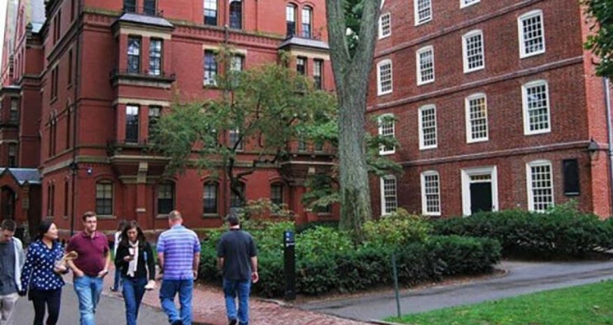 Иностранные студенты Гарварда в тревоге из-за Трампа