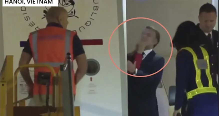 Makron özündən 24 yaş böyük arvadı tərəfindən sillələnib