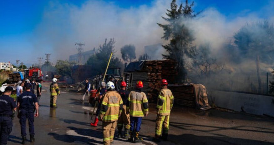В Турции горит мебельная фабрика, есть пострадавшие