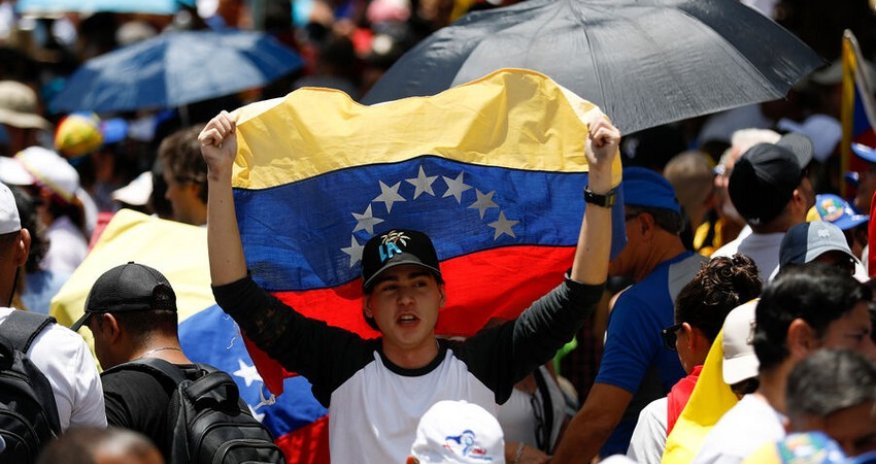 МИД Венесуэлы рекомендовал своим гражданам покинуть США