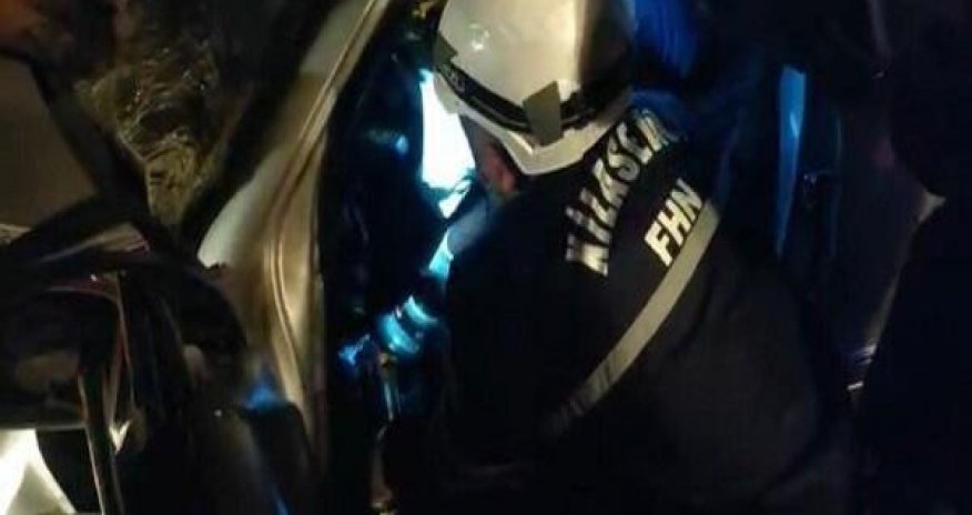 Avtomobildə sıxılı vəziyyətdə qalan şəxs xilas edilib - Video