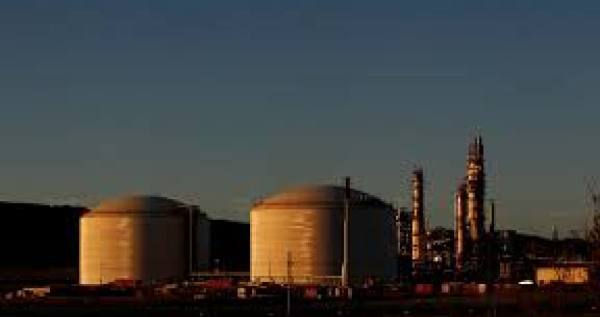 Gunvor, SOCAR neck and neck to buy refiner Italiana Petroli, sources say