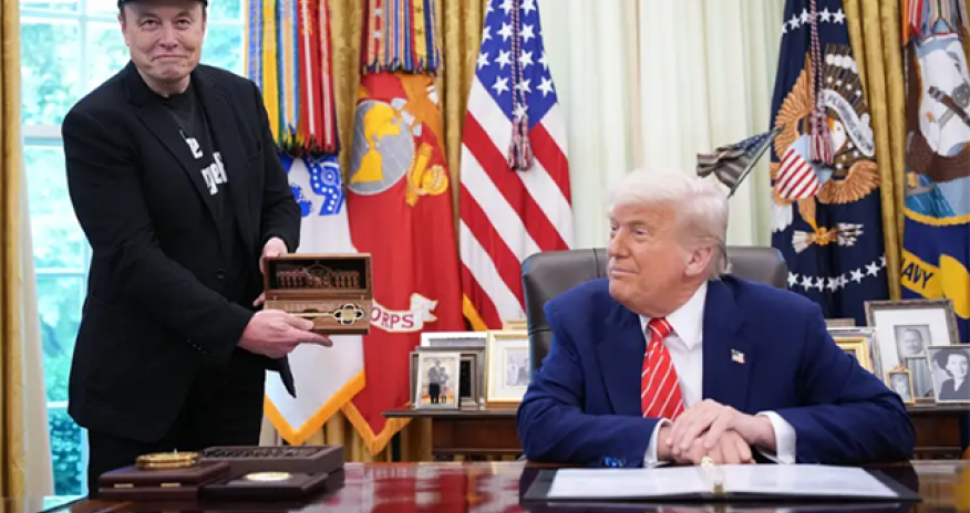 Tramp Maska Ağ Evin qızıl açarını təqdim edib