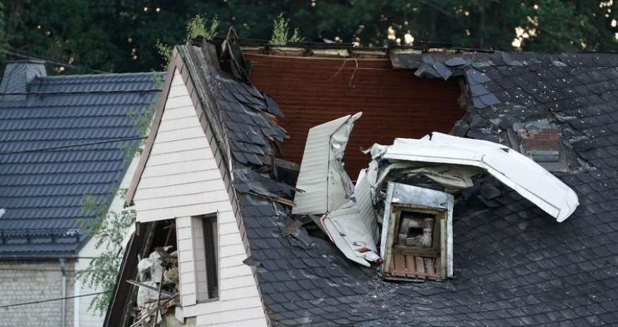 Almaniyada yüngül mühərrikli təyyarə evə düşüb