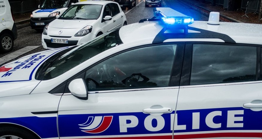 Во Франции водитель автомобиля въехал в толпу футбольных фанатов