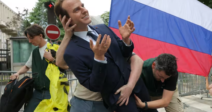 Статую Макрона украли из музея и поставили у посольства России