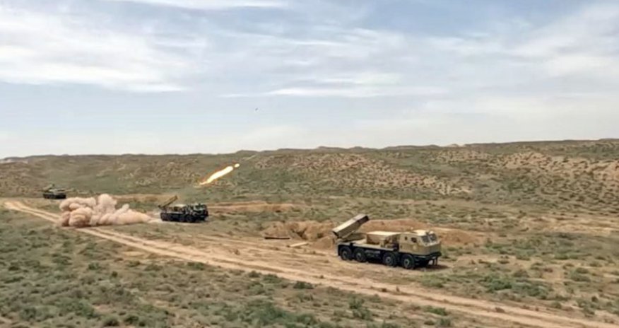 Azərbaycan Ordusu atəşli reaktiv sistemlərdən döyüş atışları icra edib