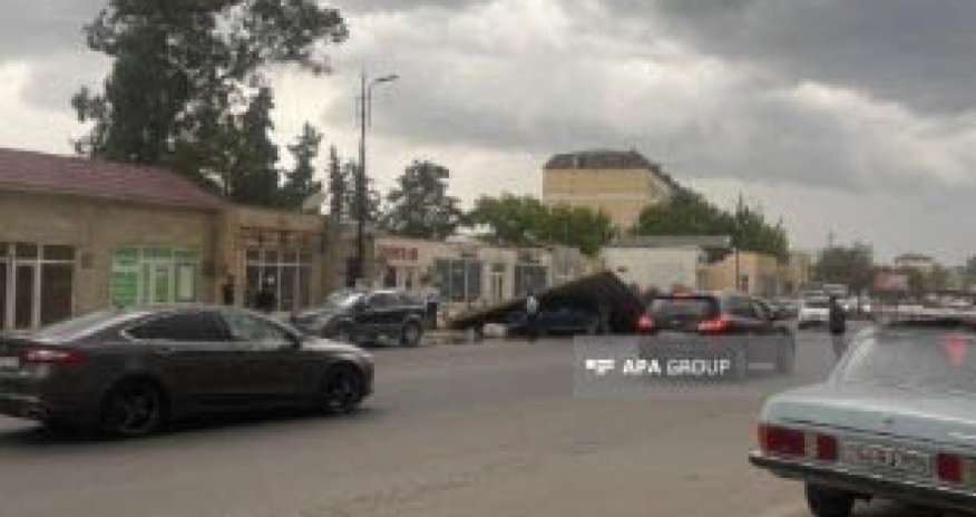 Sabirabadda külək tikilinin damını avtomobilin üstünə aşırıb