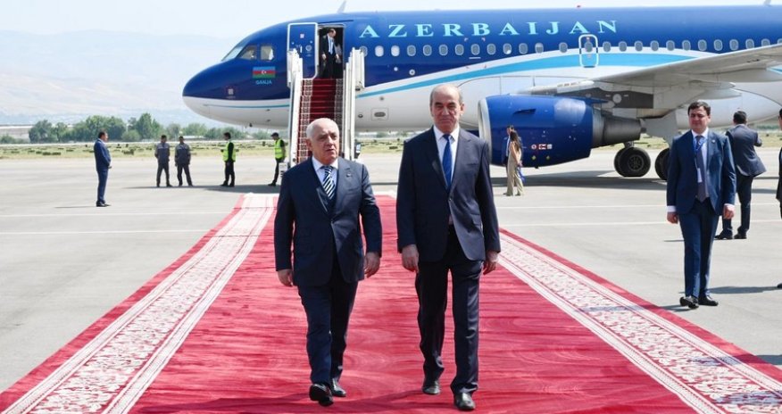 Baş nazir Əli Əsədov Düşənbədə işgüzar səfərdədir